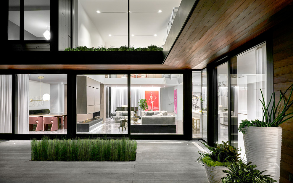 Стильный дизайн: большой, трехэтажный, серый частный загородный дом в современном стиле с облицовкой из металла - последний тренд