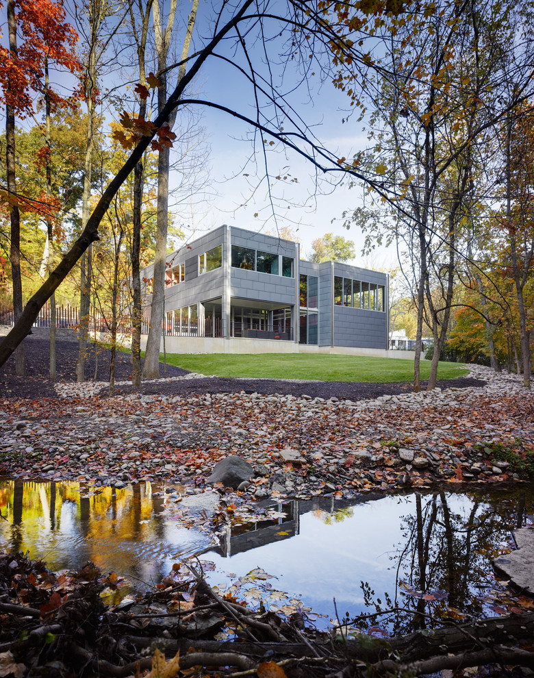 Zweistöckiges Industrial Haus mit grauer Fassadenfarbe in Cincinnati