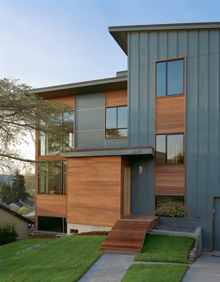 Idee per la facciata di una casa contemporanea con rivestimento in legno