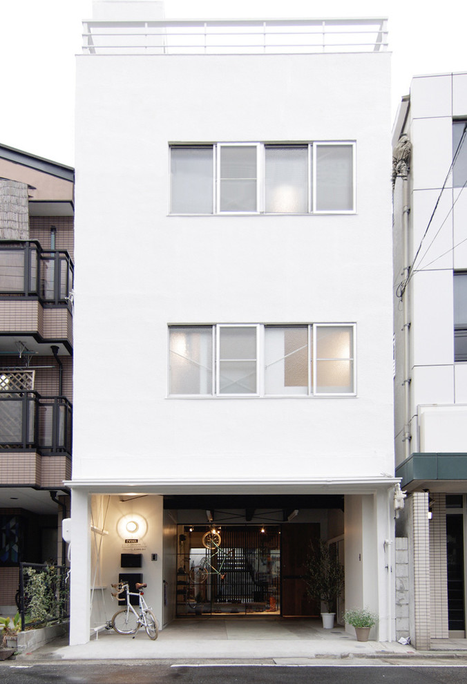 Dreistöckiges Modernes Haus mit weißer Fassadenfarbe und Flachdach in Nagoya