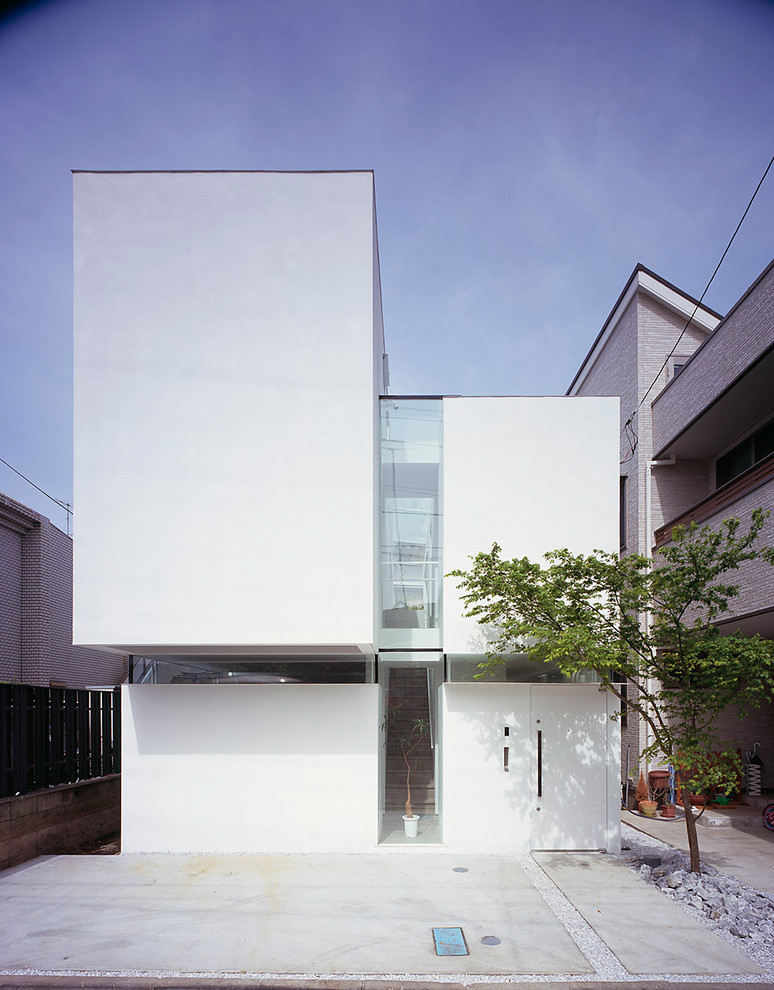 Mittelgroßes, Zweistöckiges Modernes Haus mit weißer Fassadenfarbe in Tokio Peripherie