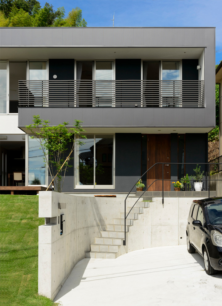 Пример оригинального дизайна: серый, двухэтажный частный загородный дом в стиле модернизм с плоской крышей