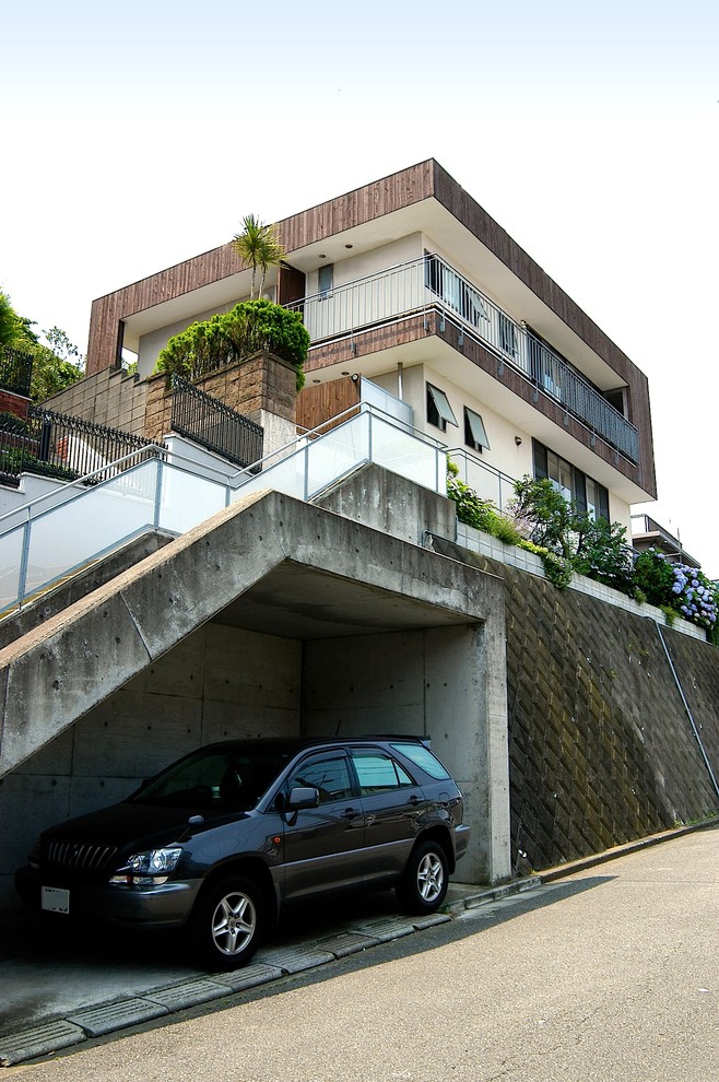 Zweistöckiges Modernes Haus mit brauner Fassadenfarbe und Flachdach in Tokio Peripherie