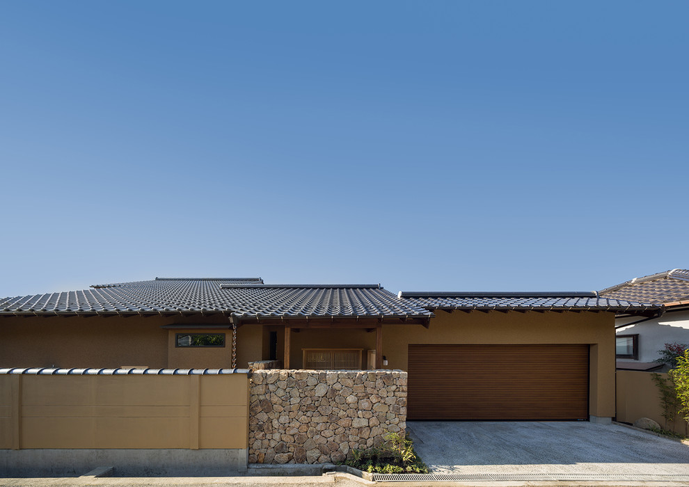 Пример оригинального дизайна: одноэтажный, коричневый дом среднего размера с вальмовой крышей