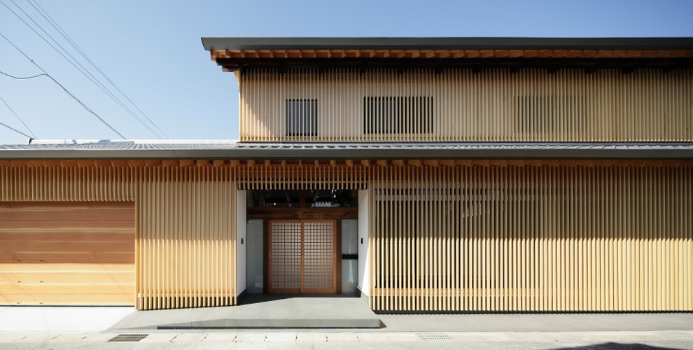 Zweistöckige Moderne Holzfassade Haus mit brauner Fassadenfarbe und Flachdach in Tokio Peripherie