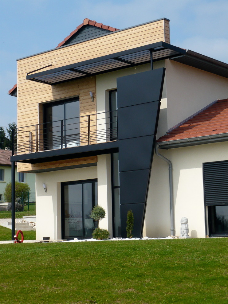 Источник вдохновения для домашнего уюта: двухэтажный дом среднего размера в классическом стиле с комбинированной облицовкой и двускатной крышей