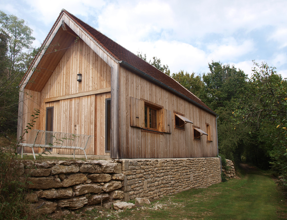 Exemple d'une façade de maison marron tendance en bois de taille moyenne et de plain-pied avec un toit à deux pans.