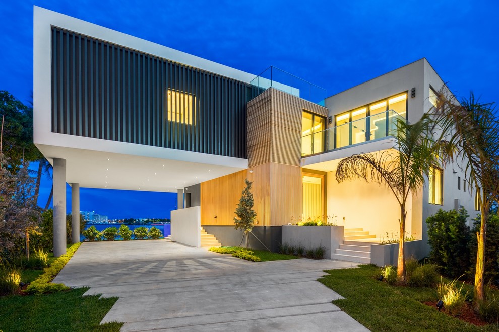 Zweistöckiges Modernes Einfamilienhaus mit grauer Fassadenfarbe und Flachdach in Miami
