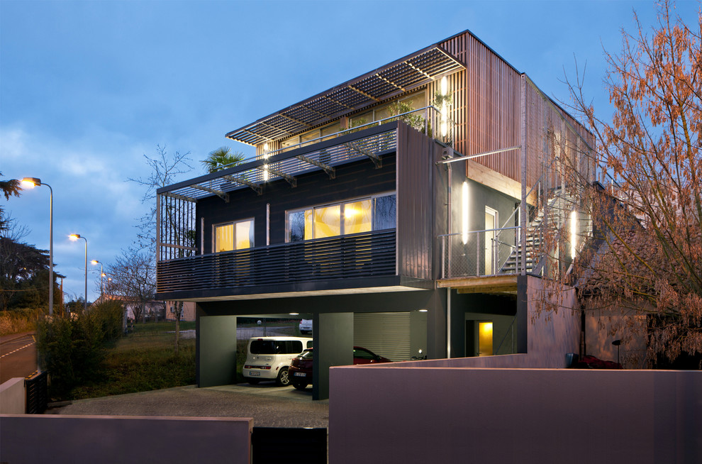 Immagine della facciata di una casa contemporanea a tre piani di medie dimensioni con rivestimento in legno e tetto piano