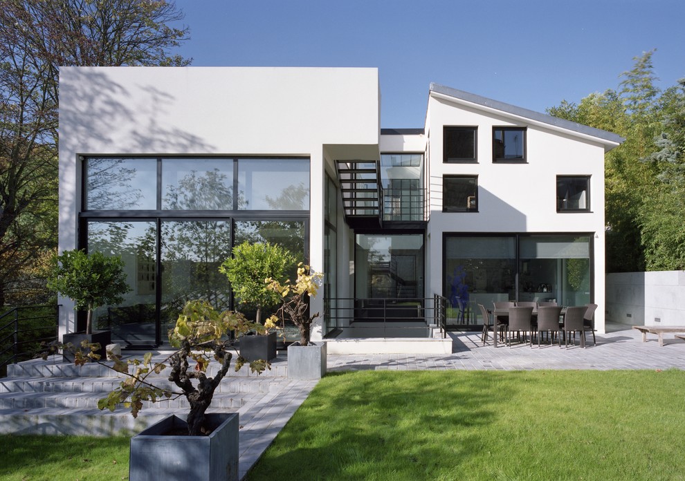 Large and white contemporary house exterior in Paris with a lean-to roof.
