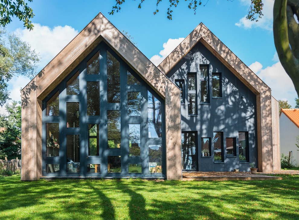Einstöckiges, Großes Eklektisches Haus mit Mix-Fassade und Satteldach in Lille