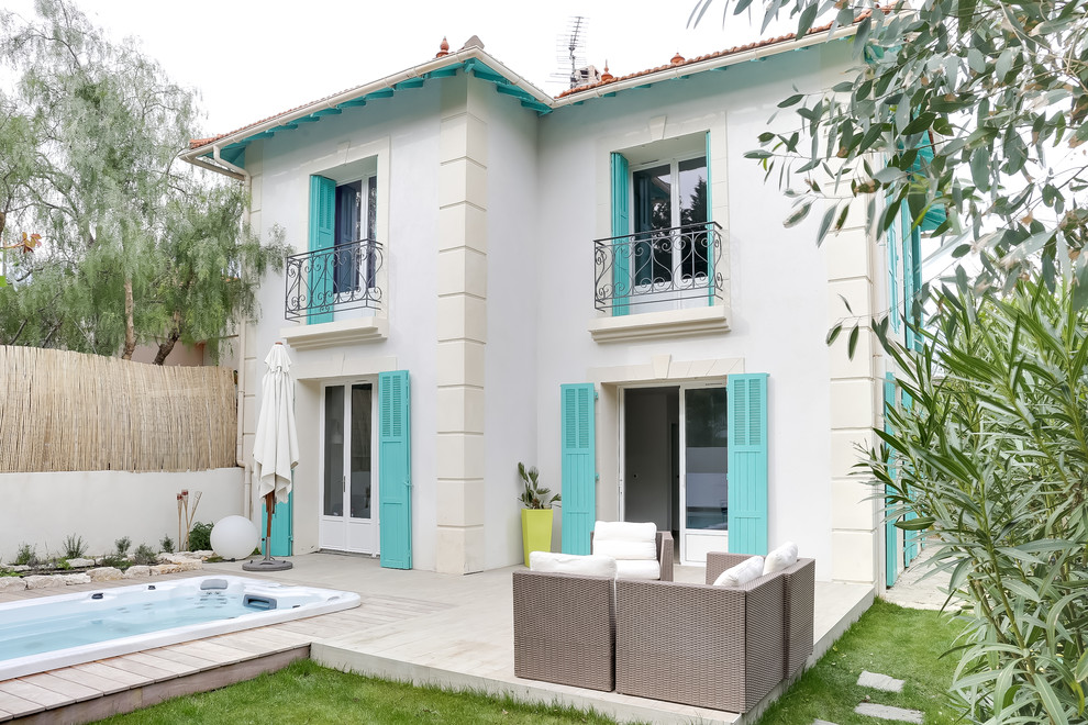 Foto de fachada de casa blanca mediterránea grande de dos plantas con tejado de teja de barro