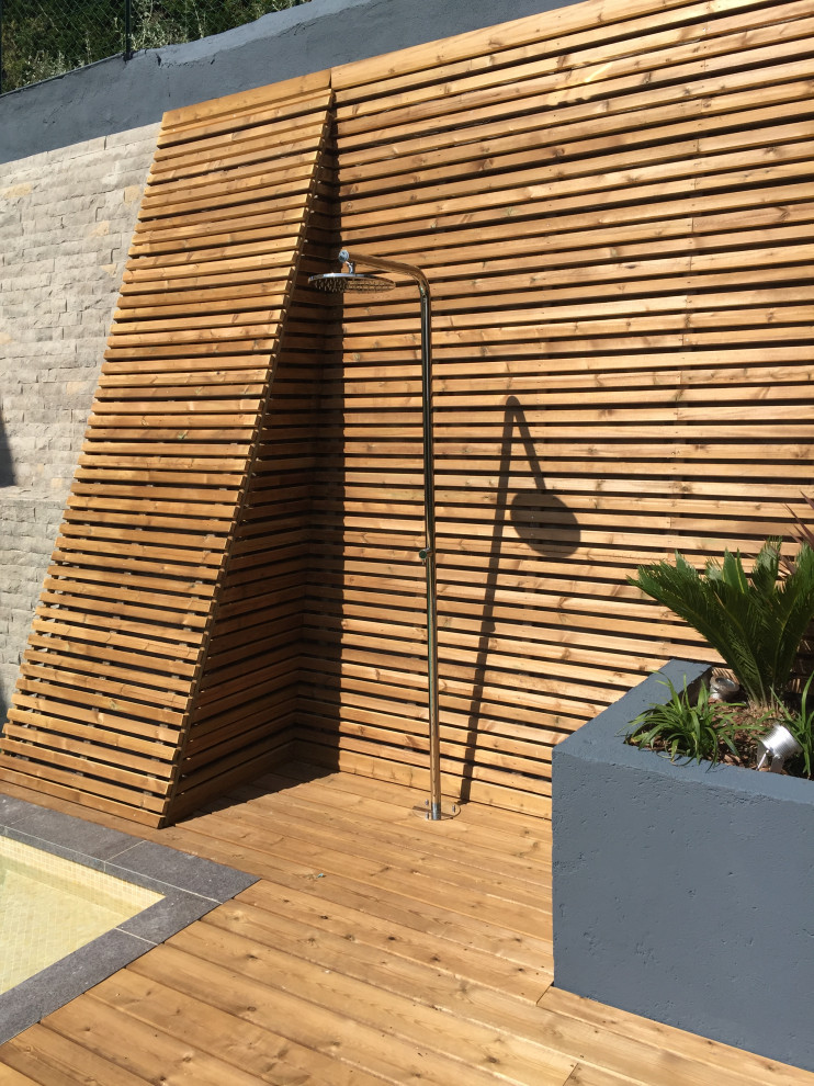Diseño de fachada de casa de tamaño medio de una planta con revestimiento de madera