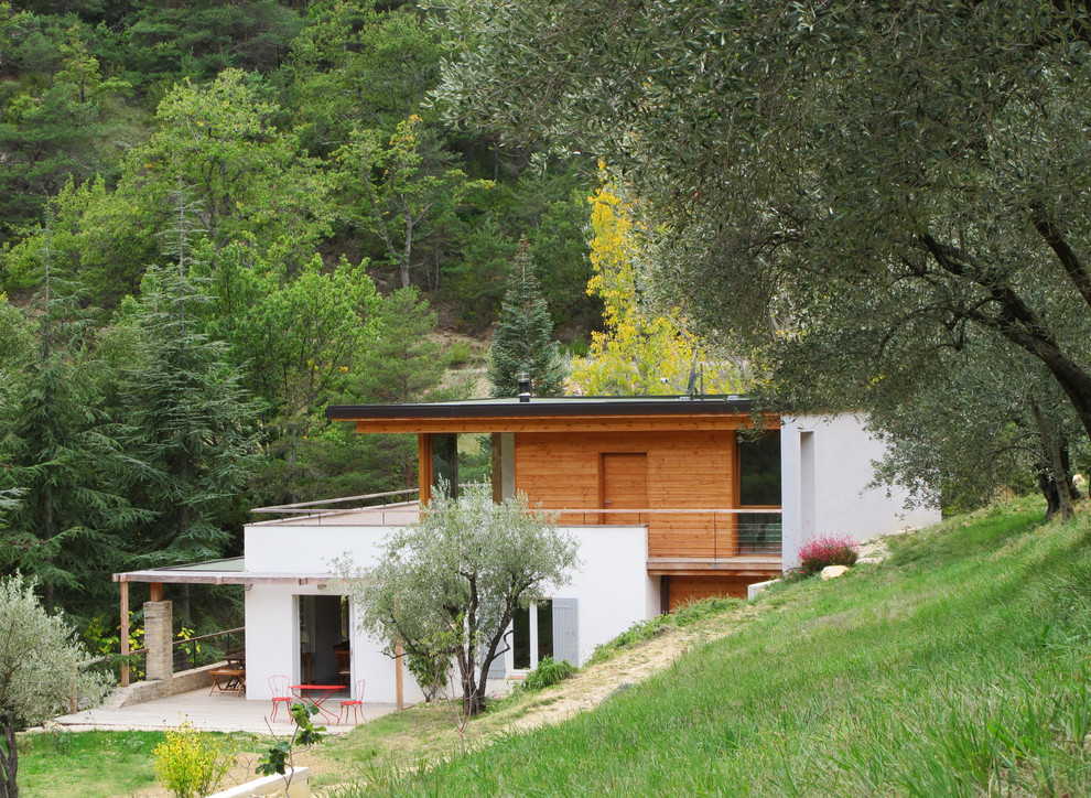 Idee per la facciata di una casa marrone contemporanea a due piani di medie dimensioni con rivestimento in legno e tetto piano