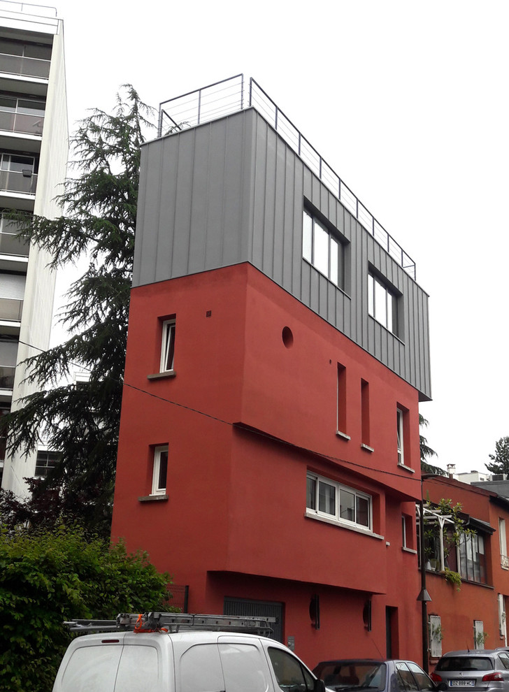 Immagine della facciata di una casa a schiera piccola grigia contemporanea a tre piani con rivestimento in metallo, tetto piano e copertura mista