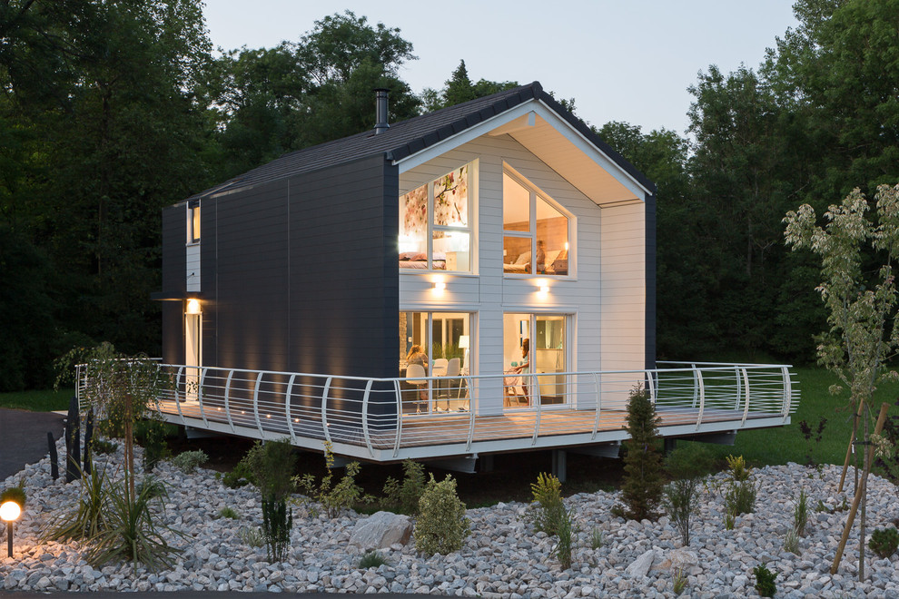 Zweistöckige, Mittelgroße Moderne Holzfassade Haus mit Satteldach und schwarzer Fassadenfarbe in Dijon