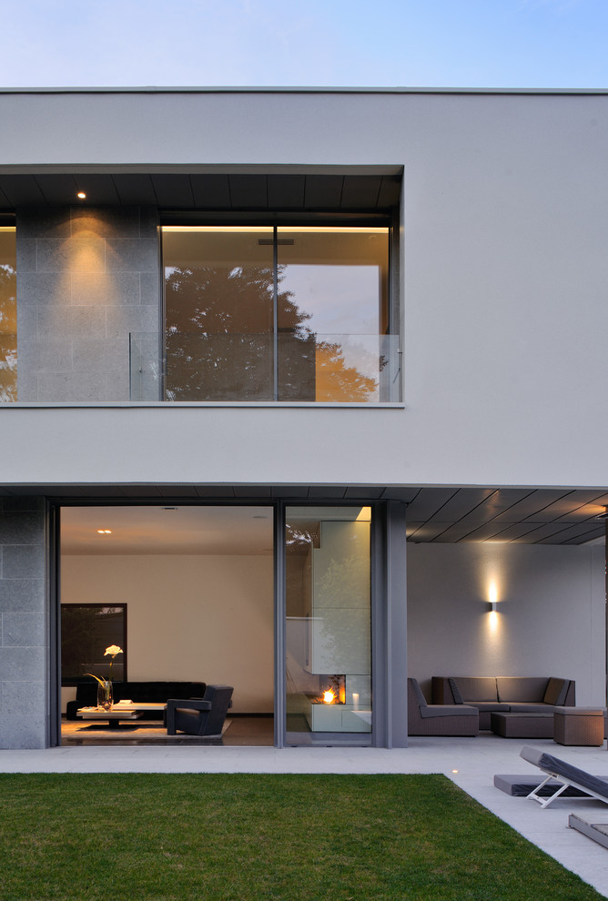 Стильный дизайн: большой, двухэтажный, серый дом в современном стиле с плоской крышей - последний тренд