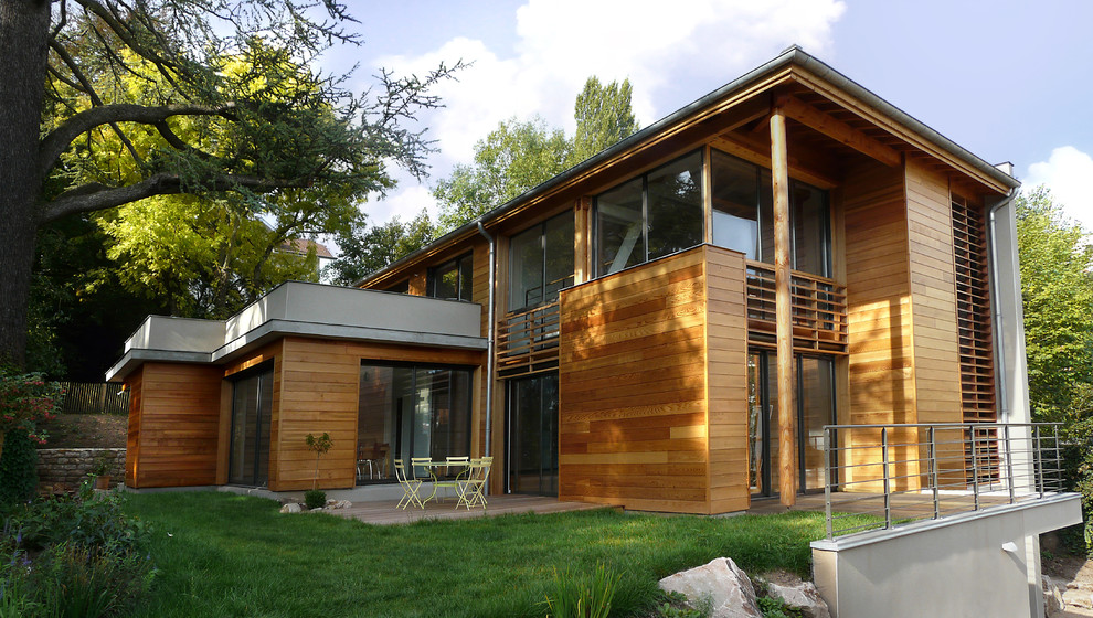 Idee per la facciata di una casa marrone contemporanea a tre piani con rivestimento in legno e tetto piano