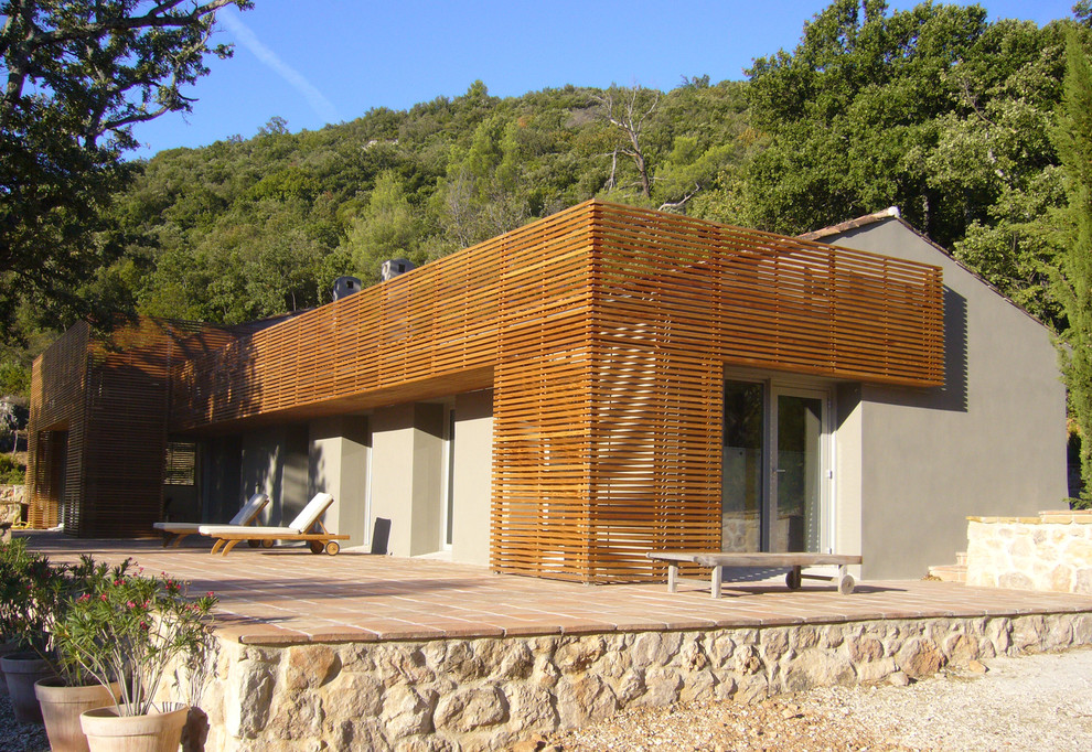 Réalisation d'une façade de maison beige design de taille moyenne et à un étage avec un revêtement mixte et un toit à deux pans.