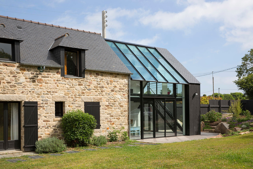 Ispirazione per la facciata di una casa contemporanea con rivestimenti misti e tetto a capanna