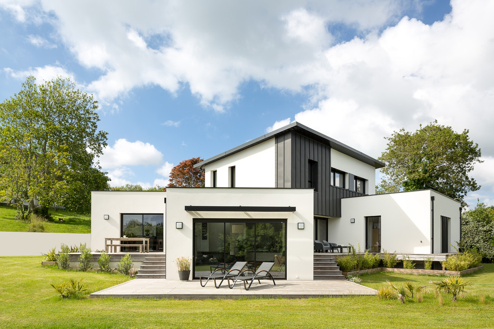 Cette image montre une façade de maison design à niveaux décalés et de taille moyenne avec un revêtement mixte et un toit plat.