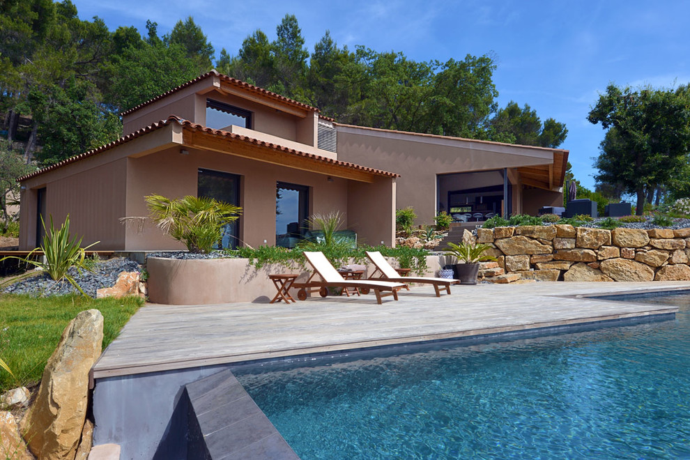 Diseño de fachada marrón mediterránea de tamaño medio de dos plantas con tejado plano