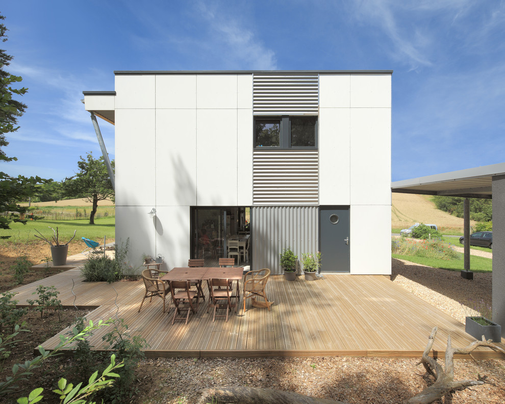 На фото: большой, двухэтажный, серый частный загородный дом в современном стиле с комбинированной облицовкой, плоской крышей и металлической крышей с