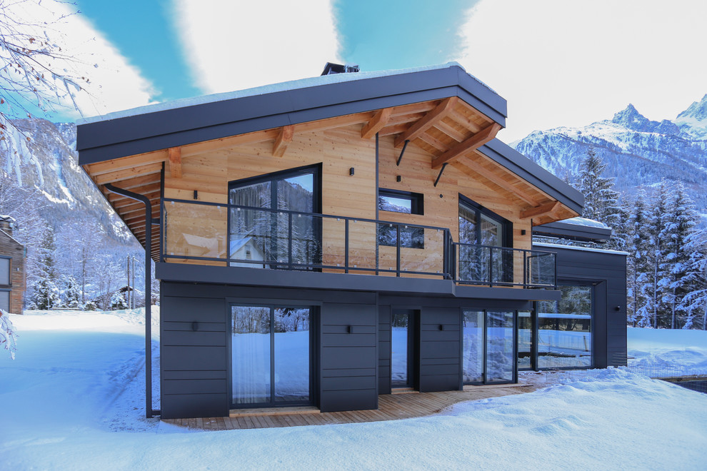 Источник вдохновения для домашнего уюта: двухэтажный, деревянный, коричневый дом среднего размера в современном стиле с двускатной крышей