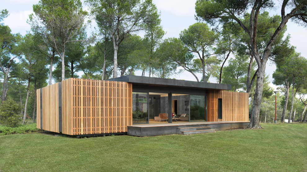 Diseño de fachada de casa marrón industrial de tamaño medio de una planta con revestimiento de madera, tejado plano y tejado de metal