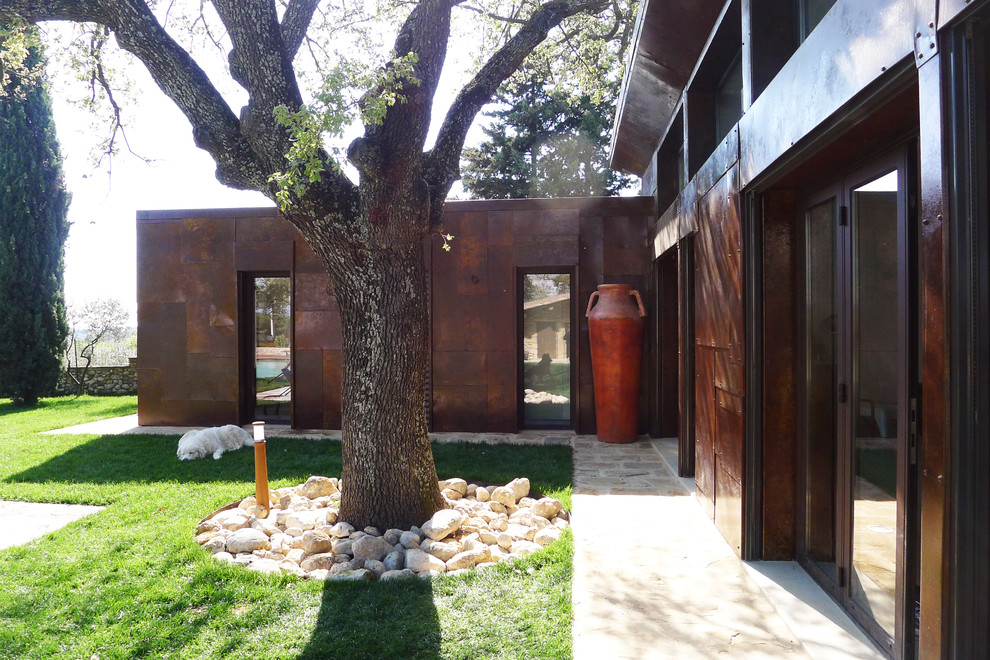Источник вдохновения для домашнего уюта: огромный, коричневый частный загородный дом в стиле кантри с облицовкой из металла