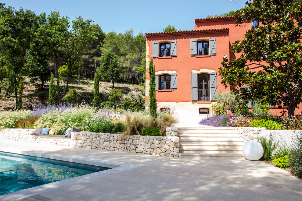 マルセイユにある地中海スタイルのおしゃれな家の外観の写真