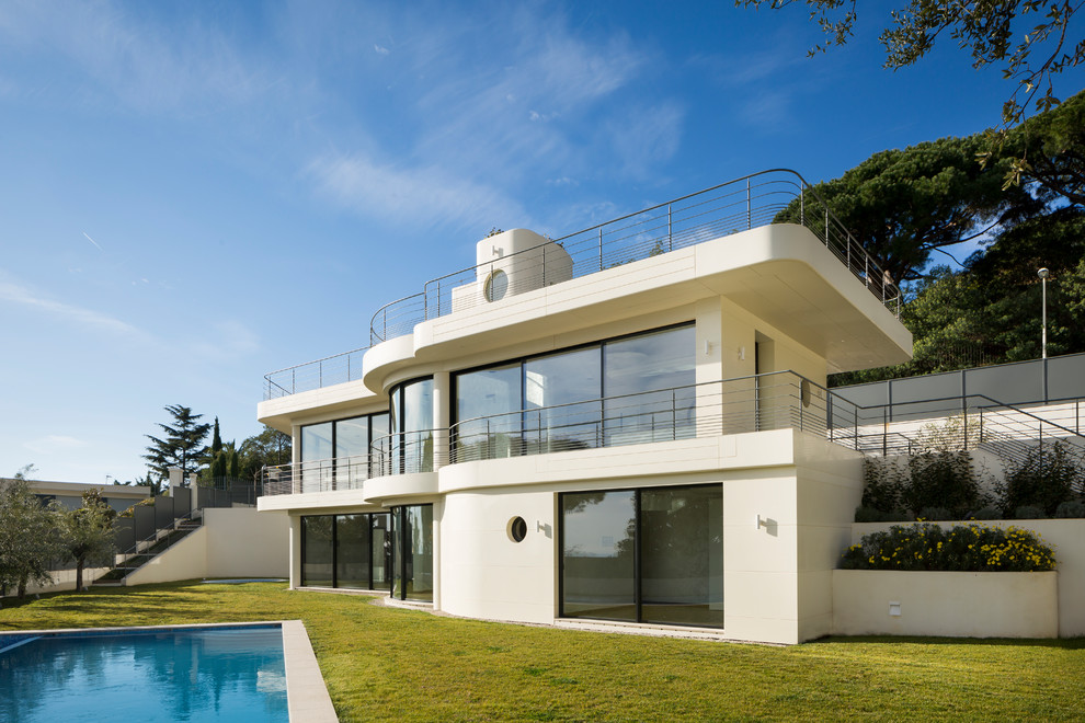 Zweistöckiges Modernes Einfamilienhaus mit weißer Fassadenfarbe und Flachdach