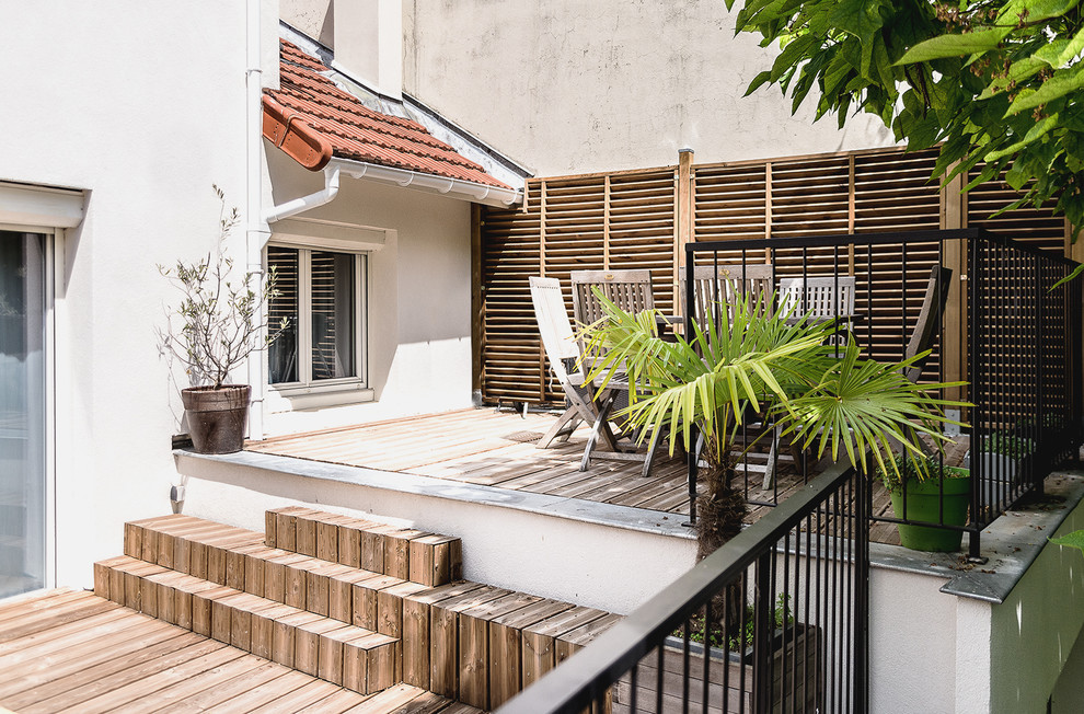 Modelo de fachada de casa pareada blanca actual pequeña de dos plantas con revestimientos combinados, tejado plano y tejado de varios materiales