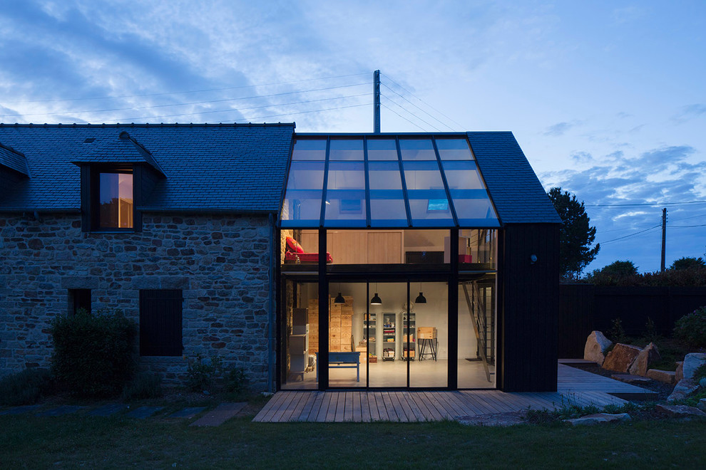 Exemple d'une façade de maison tendance.