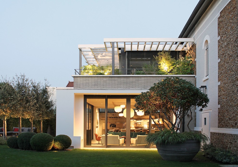 Example of a mid-sized trendy exterior home design in Paris