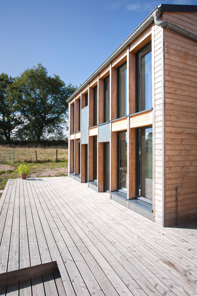 Idee per la facciata di una casa grande marrone contemporanea a due piani con rivestimento in legno e tetto a capanna