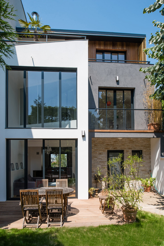 Inspiration för mellanstora moderna vita hus, med tre eller fler plan, blandad fasad och platt tak