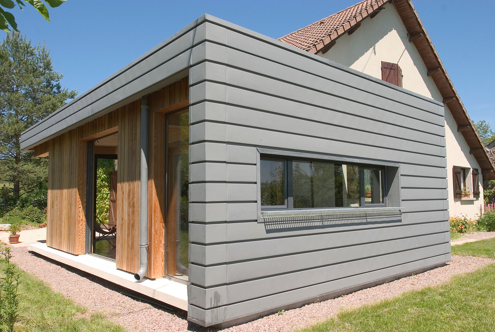 Источник вдохновения для домашнего уюта: маленький, одноэтажный, серый дом в современном стиле с облицовкой из металла и плоской крышей для на участке и в саду