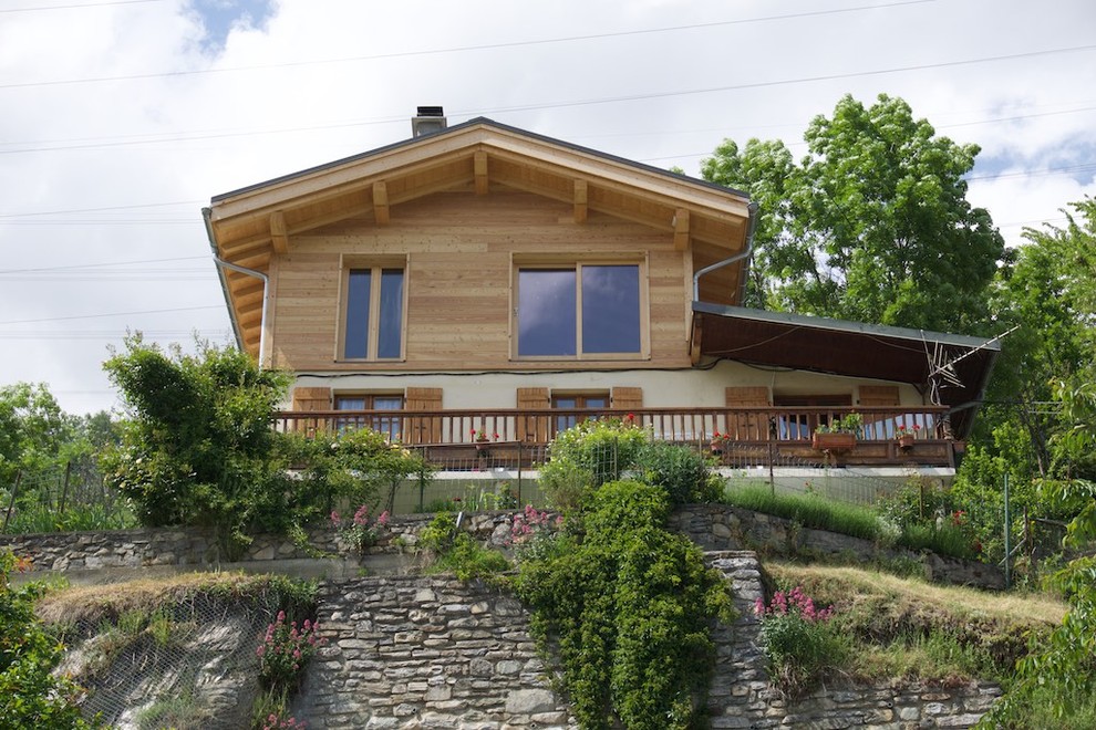 This is an example of a rustic house exterior in Grenoble.