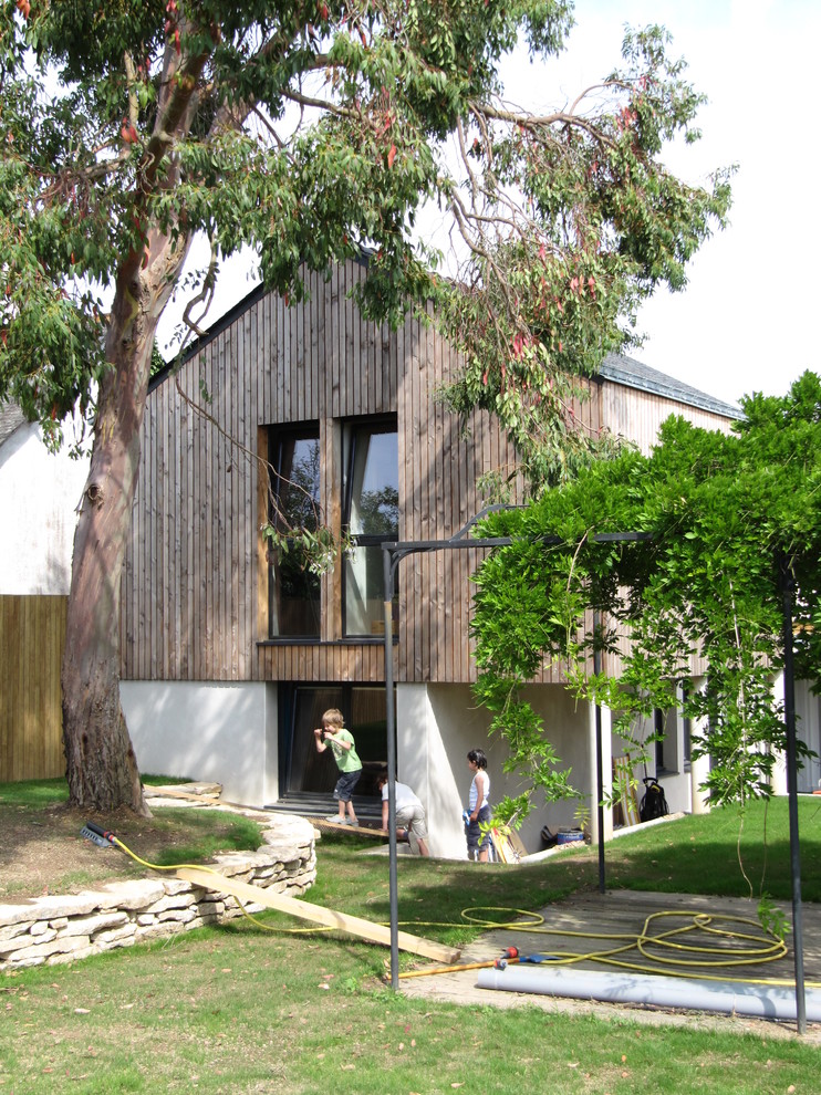 Exemple d'une façade de maison tendance.