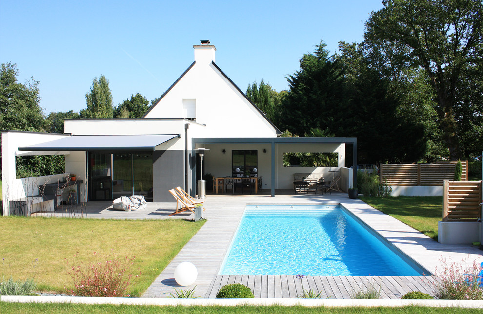 Стильный дизайн: белый дом среднего размера в современном стиле с двускатной крышей - последний тренд