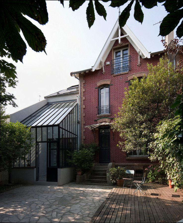 Großes, Dreistöckiges Modernes Reihenhaus mit Backsteinfassade, roter Fassadenfarbe, Mansardendach und Blechdach in Paris