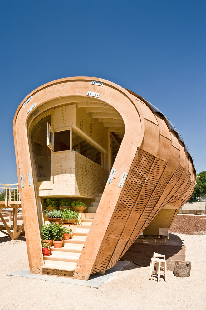 На фото: одноэтажный, деревянный, бежевый дом в стиле фьюжн