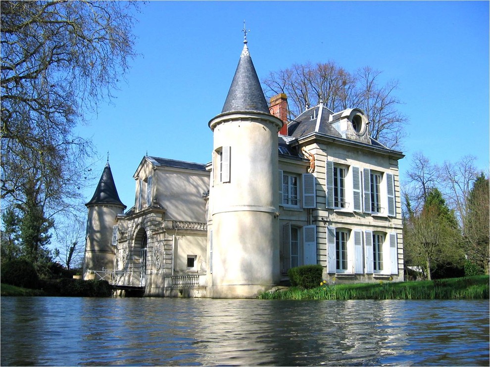 Mittelgroßes, Dreistöckiges Klassisches Haus mit Steinfassade, weißer Fassadenfarbe und Walmdach in Paris