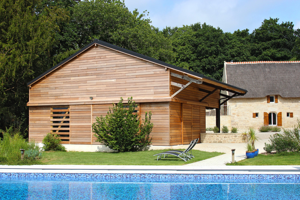 Modelo de fachada de casa marrón de estilo de casa de campo grande de una planta con revestimiento de madera, tejado a dos aguas y tejado de teja de barro