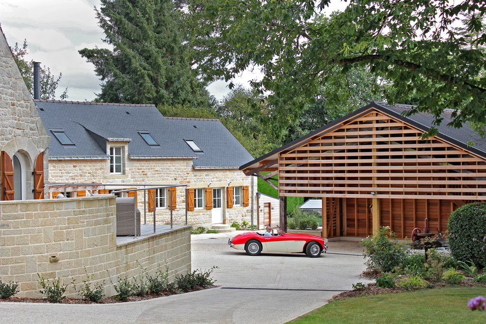 Réalisation d'une grande façade de maison beige champêtre à un étage avec un revêtement mixte, un toit à deux pans et un toit mixte.