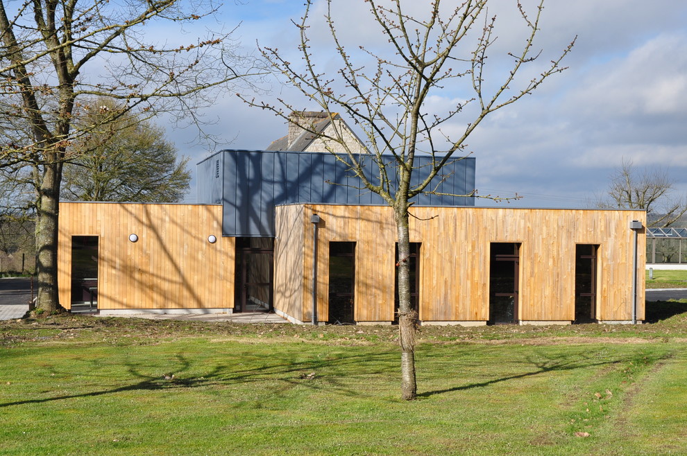 This is an example of a contemporary house exterior in Rennes.