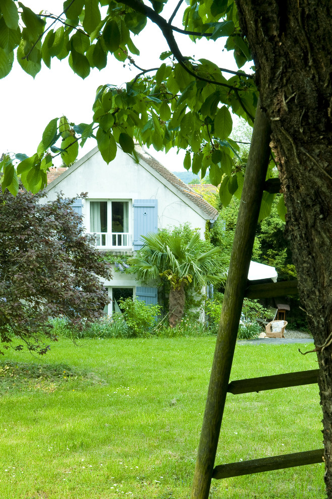 Photo of a rural house exterior in Paris.