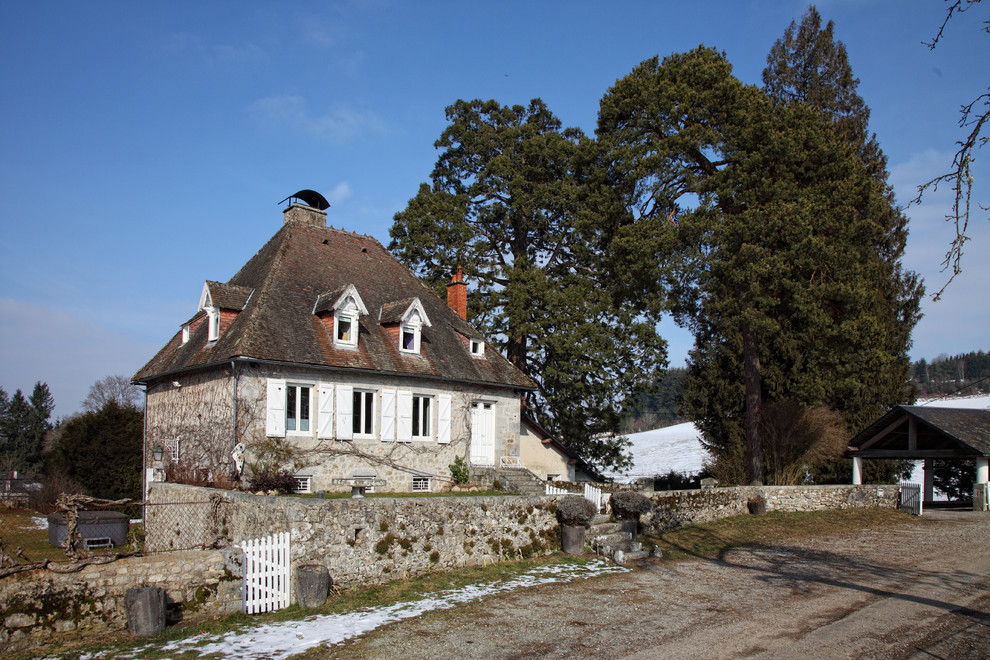 Rural house exterior in Clermont-Ferrand.