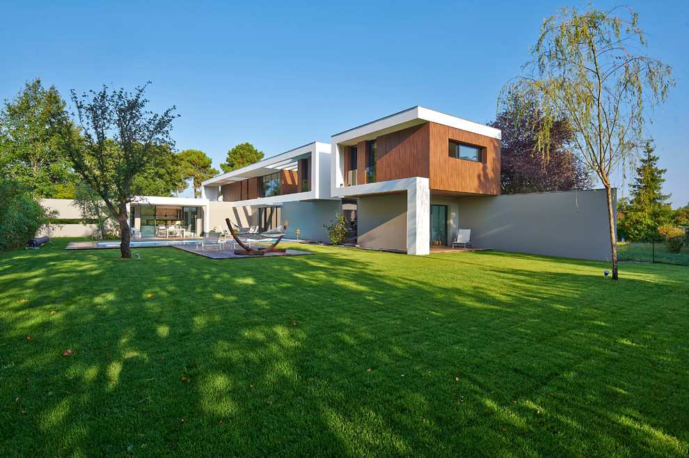 Design ideas for a contemporary house exterior in Bordeaux.